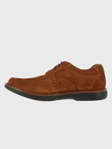Zapato de cuero negro con cordones, suela de goma EVA y puntera redonda.