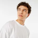 Remera blanca de algodón con cuello redondo y corte clásico.