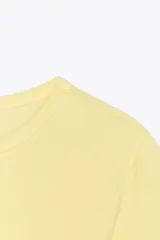 Camiseta negra de viscosa con cuello redondo y mangas cortas.