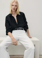 Pantalón de jean blanco de corte wideleg, con tiro alto y dos bolsillos frontales de parche.