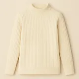 Sweater gris de punto con cuello alto y diseño de trenzas verticales.