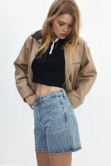Short de jean de tiro alto con estampado de rayas verticales blancas y azules.