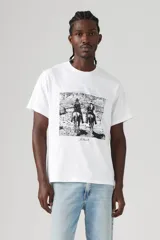 Remera blanca de corte relajado con estampado frontal en blanco y negro de dos jinetes.