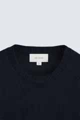 Jersey azul marino de punto, con cuello redondo y manga larga. Tejido en hilatura con mezcla de seda y lino.