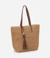 Bolso de playa negro tejido en paja de papel, con asas de hombro en cuero sintético y detalle de borla colgante.