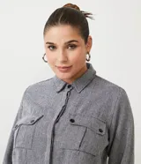 Camisa cropped de manga larga con cuello camisero, bolsillos delanteros y estampado de espina de pescado.