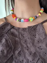 Collar corto de cuentas de plástico de colores con cierre de mosquetón.