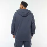 Buzo azul de piqué con cierre de cremallera frontal, capucha con cordones ajustables y bolsillos laterales.