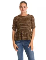 Blusa peplum marca Nanette, color negro con estampado de lunares dorados. Tiene escote a la base, mangas cortas con frunce y abertura con botón en la espalda. Incluye una musculosa interna a tono.