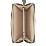 Billetera Guess modelo Viviette con cierre perimetral, color verde militar. Presenta textura saffiano y el logo triangular de Guess en metal plateado en el frente.