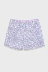 Short de baño blanco con estampado de lunares azules y naranjas. Cuenta con cintura elástica con cordón regulable, bolsillos laterales y bolsillo trasero con cierre.