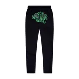 Pantalón de jogging negro con estampado Syna en color verde neón en la parte trasera. Corte clásico con cintura elástica y cordón ajustable. Confeccionado en algodón.