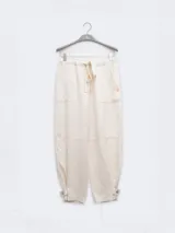 Pantalón estilo cargo color crudo, confeccionado en lino tencel. Cuenta con bolsillos laterales y elástico en la cintura.