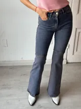 Pantalón de jean celeste con corte semioxford, con detalle de costuras horizontales en las rodillas.