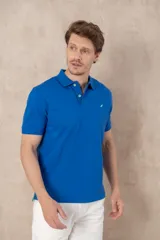 Chomba azul con cuello clásico, tapeta de dos botones y logo bordado en el pecho.