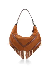 Bolso bandolera marrón de gamuza con flecos largos en la parte inferior. Tiene un asa de cuero y cierre superior.