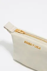 Monedero trapecio de tamaño mini, color crudo, con cierre dorado y logo de la marca estampado en dorado.