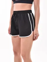 Short deportivo negro con cintura elástica ajustable con cordón, ribete blanco en ruedo y laterales.