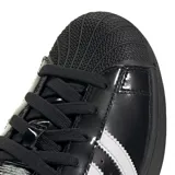 Zapatillas Adidas Superstar II color negro charol con las tres tiras laterales blancas y contrafuerte blanco.