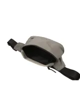 Riñonera o bolso cruzado unisex de lona color gris claro, con bolsillo frontal y trasero con cierre. Posee correa ajustable.