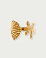 Anillo dorado con forma de concha y estrella de mar.