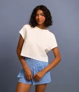 Blusa cropped color gris claro, de corte boxy, cuello redondo y mangas cortas. Presenta abertura en la espalda. Confeccionada en algodón más sostenible.