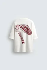 Sudadera blanca de cuello redondo y manga corta, corte relaxed boxy fit, con estampado en el frente y la espalda.