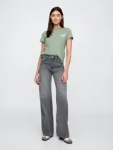 Remera de manga corta con estampado de camuflaje en tonos beige, marrón y verde.