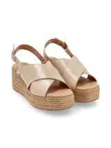 Sandalia con plataforma de yute y tiras cruzadas en cuero color beige.
