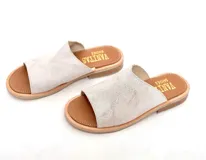 Sandalias bajas de cuero vacuno color negro, con suela de goma y horma de punta redonda. Producto de horma chica, se recomienda pedir un talle más.