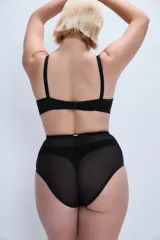 Bombacha vedetina alta color piel, con paneles de tul en los laterales.