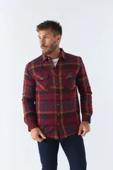 Sobrecamisa de viyela para hombre con interior capitoneado, fit regular, manga larga, cierre con botones, bolsillos y logo en grifa de cuero.