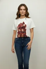 Remera negra de algodón con estampado de un plato de panqueques con arándanos.