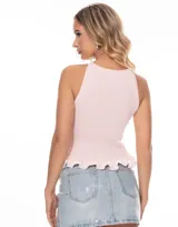 Top rosa de viscosa elastizada, con cuello halter y volados en el ruedo.