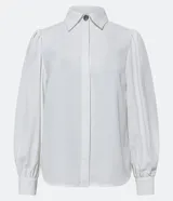 Camisa blanca de crepé con cuello solapa, abotonada, mangas largas abullonadas y sin estampado.