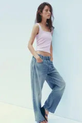 Top ajustado (slim fit) de rayas horizontales blancas y negras, con escote cuadrado y tirantes anchos.