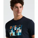 Remera de hombre azul marino de corte clásico, con cuello redondo y mangas cortas. Presenta un estampado rectangular con bloques de color naranja, celeste y blanco, con el texto "Original Penguin" y el logo del pingüino.