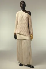 Falda midi celeste con cintura elástica, detalle de tejido combinado plisado y semitransparente.