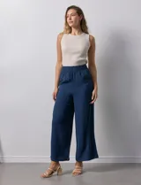 Pantalón de pierna ancha color azul marino, con pretina ancha elastizada.
