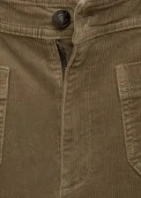 Pantalón de pana color marrón claro, de tiro alto, corte culotte y diseño crop. Presenta cierre de cremallera y botón, trabillas, dos bolsillos de parche delanteros y dos bolsillos de parche traseros.