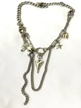 Collar plateado de acero quirúrgico hipoalergénico con dijes colgantes de corazón, estrella y candado.