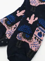 Medias color beige con diseño de llamas azules y cactus, con interior de sherpa blanco.