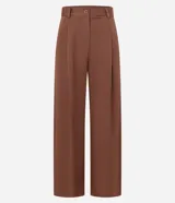 Pantalón pantalona de sastrería color marrón, con pliegues delanteros, cintura con trabillas y corte amplio.