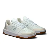 Championes urbanos blancos con detalles en beige y suela color caramelo.