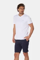 Bermuda color beige con cintura elastizada, bolsillos laterales y traseros.