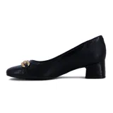 Zapato de vestir Comfortflex de mujer, color negro, con punta redondeada, detalle de aplique dorado en el empeine y taco cuadrado bajo.