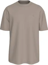 Remera color topo de corte holgado, cuello redondo y mangas cortas. Presenta el logo CK bordado en el pecho.