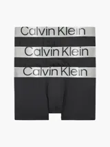 Pack de tres bóxers negros Calvin Klein de corte low rise, con cinturilla elástica gris con el logo de la marca en blanco.