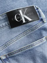 Jeans de tiro medio, corte slim tapered, color celeste claro, confeccionados en denim de algodón elástico.