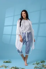 Campera larga de lino color blanco, con corte recto y mangas 3/4.
